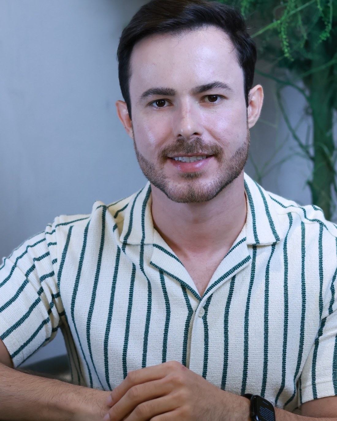 Dr. Alberto Paulino, médico psiquiatra, em atendimento no consultório